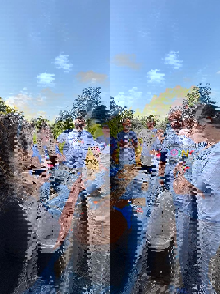 יום המעשים הטובים חזית הבית 18